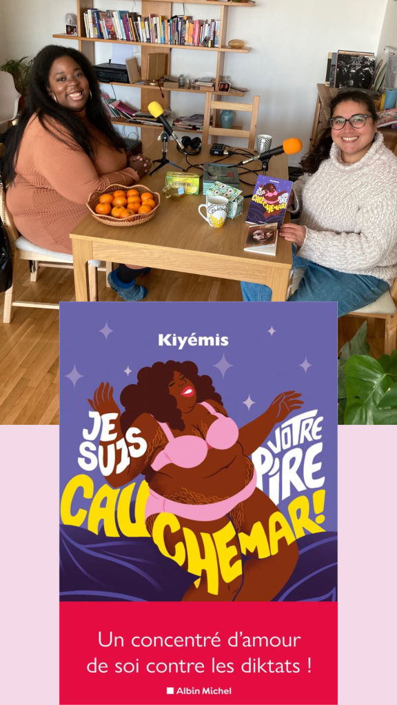 Kiyémis et moi (Louisa Amara) lors de l'enregistrement de l'épisode, chez elle à Paris en décembre 2022. Et la couverture de son livre dessinée par Hina Hundt, il s'agit d'un dessin représentant Kiyémis, ou une femme noire grosse, en lingerie rose, avec des vergetures, souriante. 