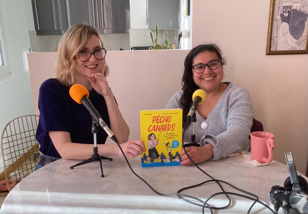Chloé Thibaud (à gauche) et moi, Louisa Amara (à droite), lors de l'enregistrement de l'épisode. Nous tenons son livre "Pécho canards, décryptage d'une vie amoureuse tumultueuse"
