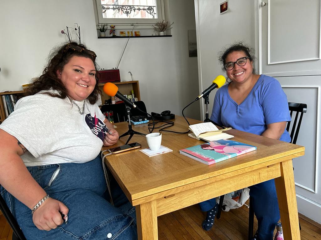 Marie de Brauer (à gauche) et moi, Louisa Amara (à droite) lors de l'enregistrement de l'épisode
