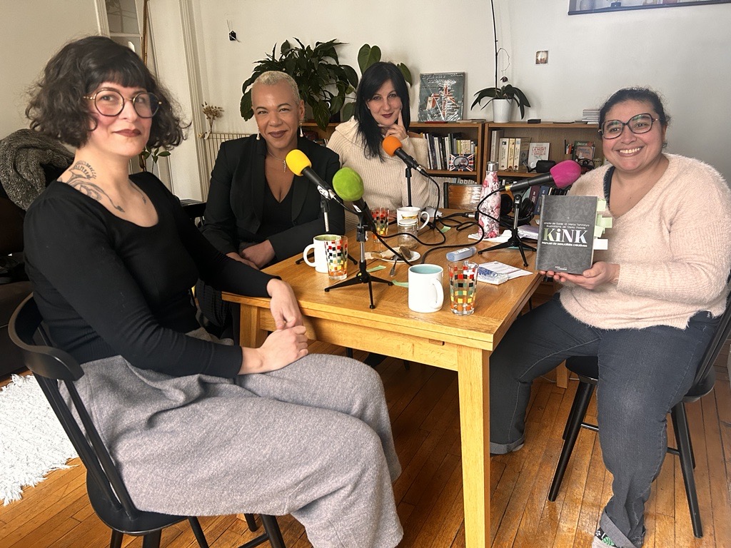 de gauche à droite dans l'image : Stella Polaris, Meta Tshiteya, Axelle de Sade, autrices du livre "Kink : manuel de sexualités créatives" (éditions Anne Carrière), et à tout à droite, Louisa Amara, créatrice du podcast "Single Jungle"