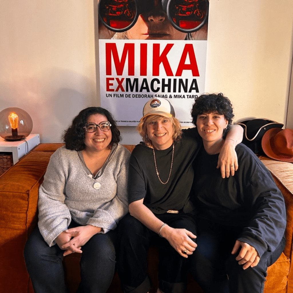De gauche à droite : 
Louisa Amara (créatrice de Single Jungle), Mika Tard, Déborah Saïag, et en arrière-plan, l'affiche de leur film "Mika Ex Machina"